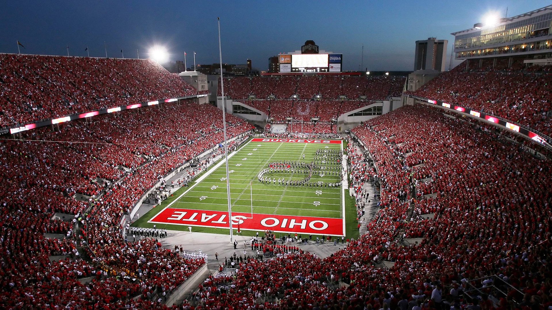 “AI越位+裁判头戴摄像：技术革新引发热议”